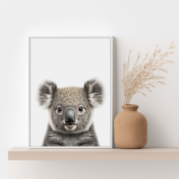 Erleben Sie die süße Ruhe eines Baby-Koalas mit unserem liebevoll gestalteten Poster.