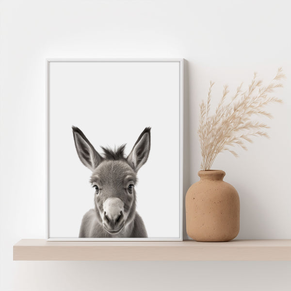 Verschönern Sie das Babyzimmer mit unserem entzückenden Baby Esel Poster und schaffen Sie eine beruhigende Umgebung.