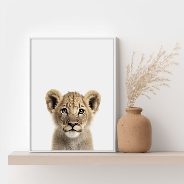 Mit unserem Baby Löwe Poster verwandeln Sie jedes Jungenzimmer in eine Safari. Ideal für Wandgestaltung und als Geschenkidee.