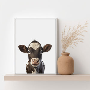 Erleben Sie das ländliche Leben mit unserem Poster eines charmanten braunen Kalbs.
