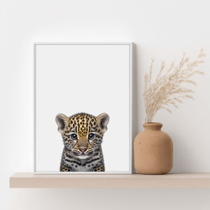 Fühlen Sie die Magie der Wildnis mit unserem Baby-Leopard-Poster. Perfekt für jedes moderne Zuhause.