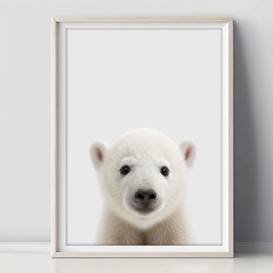 Unser Baby Eisbär Poster ist die perfekte Wanddeko für jedes Babyzimmer. Ideal für kleine Räume und als Geschenkidee.