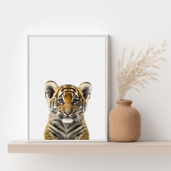 Unser Baby Tiger Poster ist die perfekte Wanddeko für jedes Kinderzimmer. Ideal für Jungs und als Geschenkidee.